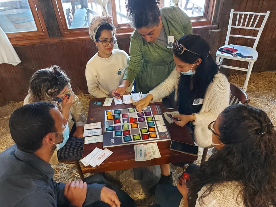 משחקי לוח עסקיים בשילוב סיורים עסקיים/סדנאות שטח