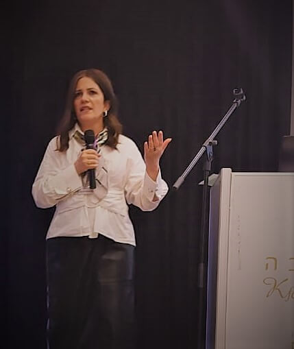 שרה סלין שטרית חברת הארגון משתפת על החוויה שלה במתן ההרצאה בועידת הפשעה כלכלית חברתית שנערכה על ידי ביזקו, מטאור סוכנית ביטוח ומנורה מבטחים ב 6.2022 בכפר המכביה